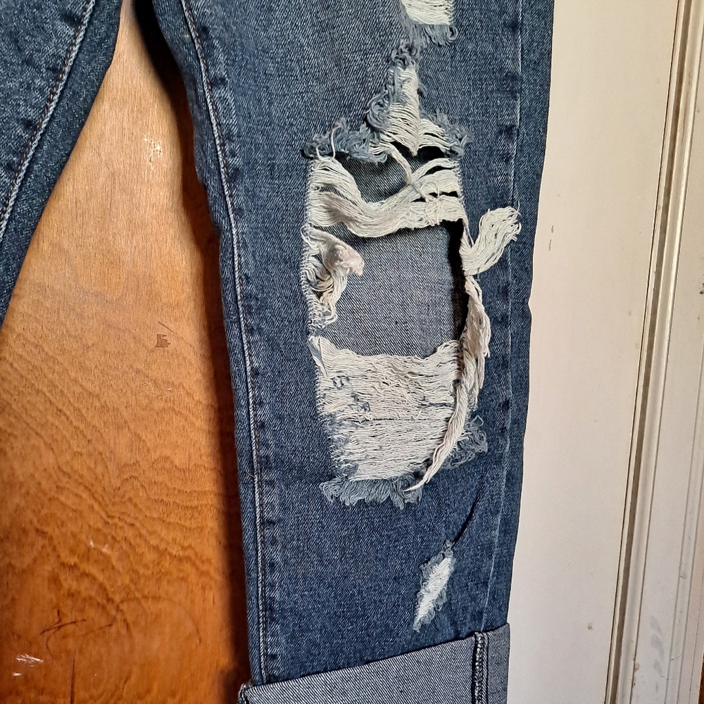 JBD | Distressed Denim Capris - Picture 5 of 7